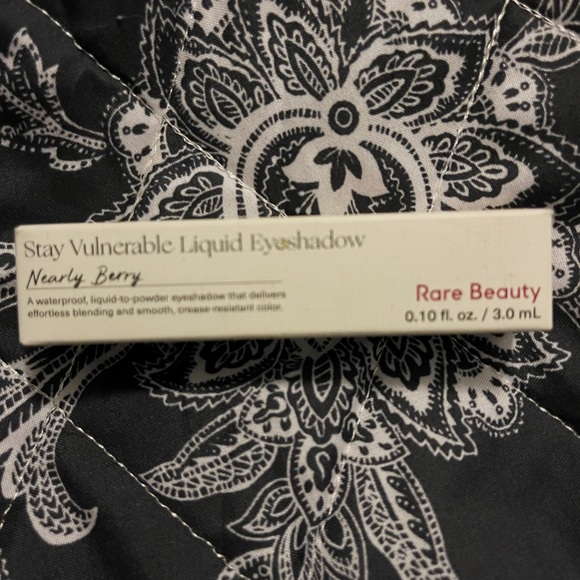 Selena Gomez liquid eyeshadow (nearly berry) - Picture 3 of 3